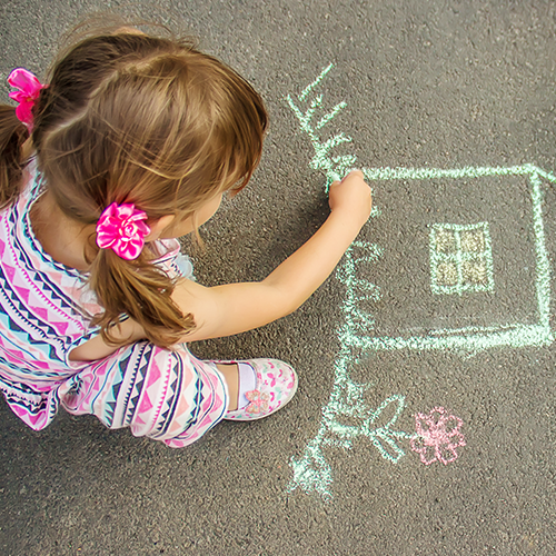 Home 5 girl kid making doodle art